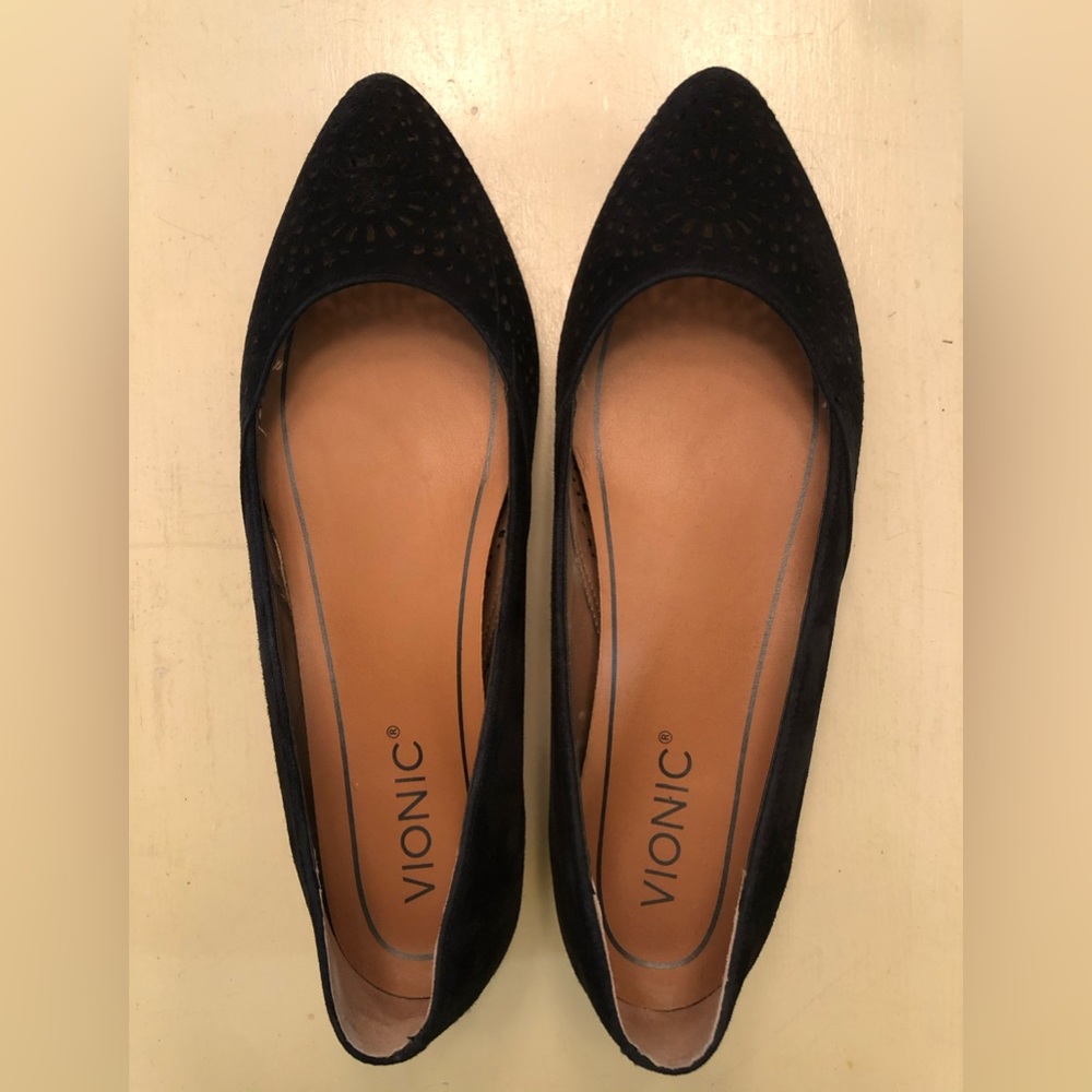 Vionic Carmela flat perforated in black suede size 7
